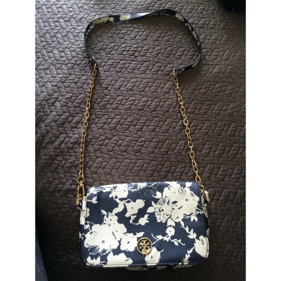 Tory Burch Handbags - Selling this beautiful cross body Tory Burch purse