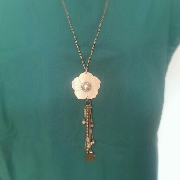 Pearlized shell flower necklace
