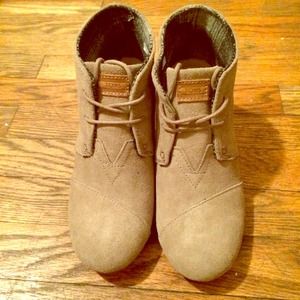 Tom's desert wedge shoe