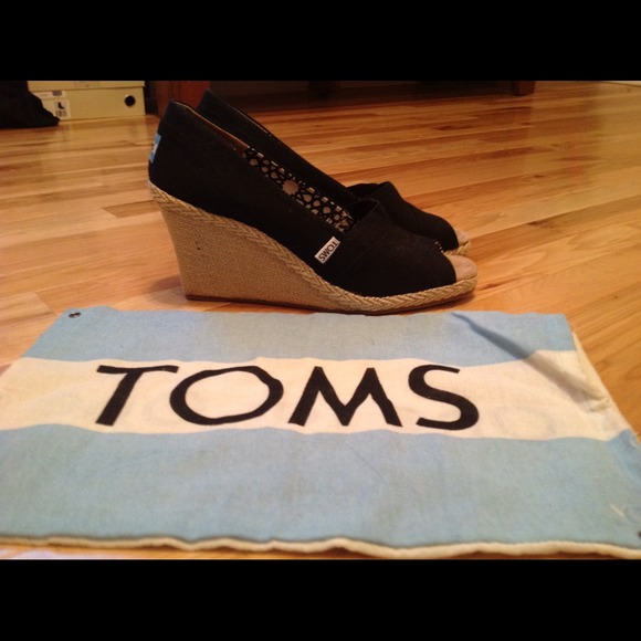 Toms SZ 10 Black Canvas Peep to Wedges NEW!!! Hold