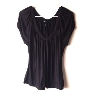 Black low cut top🎈