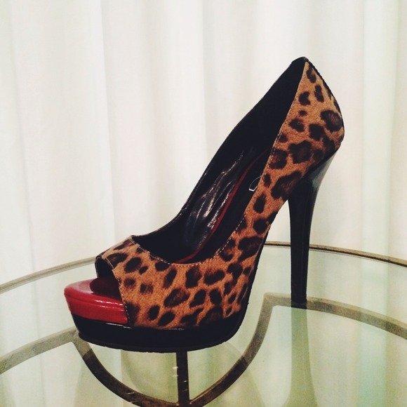 BCBG Paris Leopard Pump - Picture 3 of 3