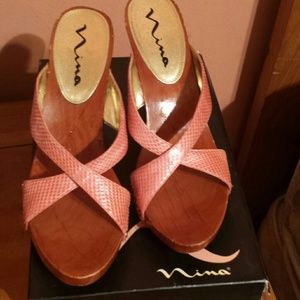 Nina salmon pink slide with wooden bottom