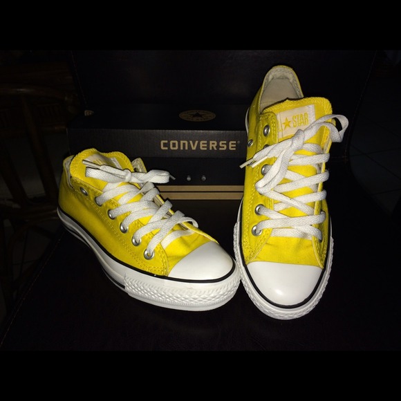 Yellow low top converse
