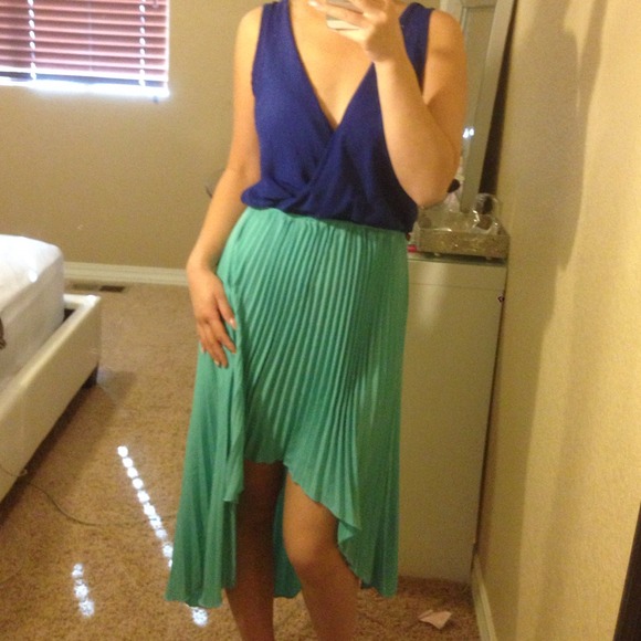 V neck pleated dress
