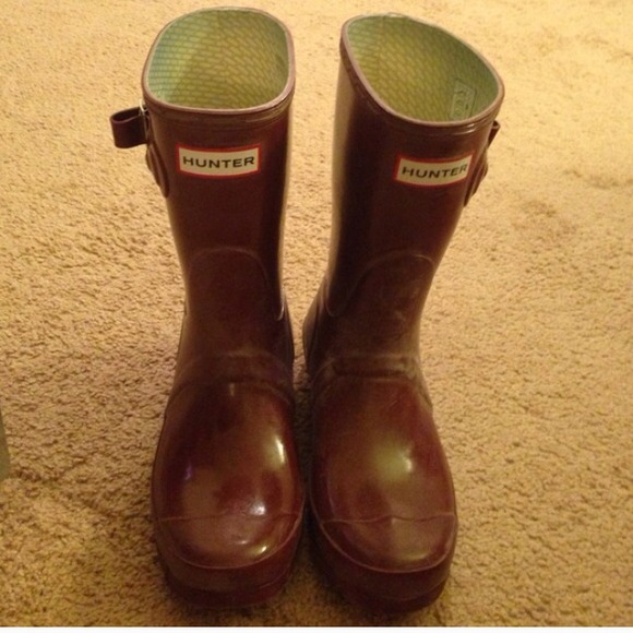 Maroon/burgundy short rain boots:)