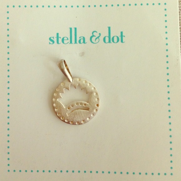 Stella & Dot Crown Charm - Picture 1 of 3