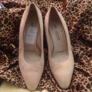 GORGEOUS  AUTHENTIC ST. JOHN TAN HEELS