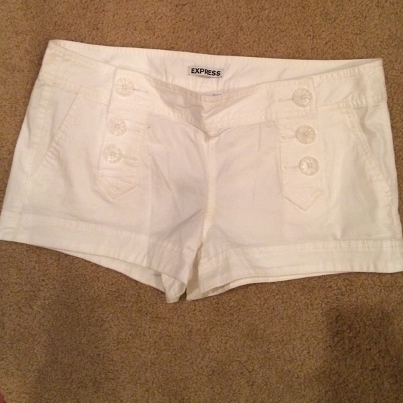 NWT. Express white button front shorts