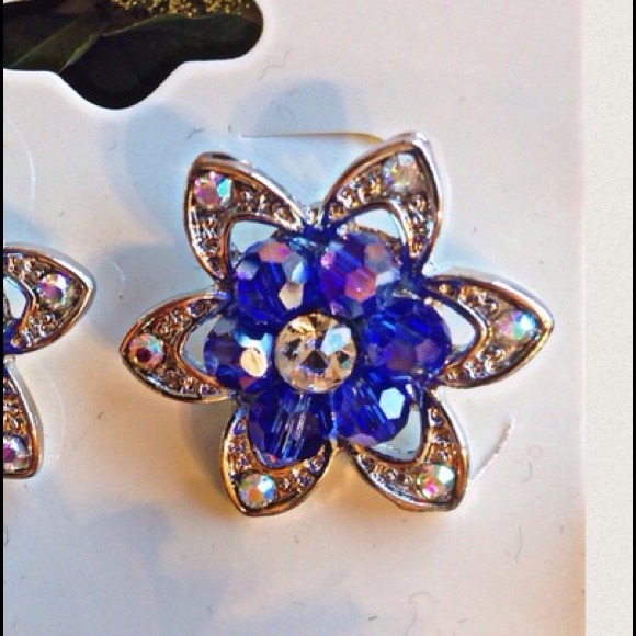 ❗️🚫SOLD IN BUNDLE❗️Floral Lazy Days Earrings - Picture 2 of 2