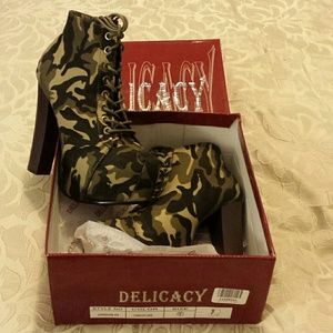 NIB Camouflage healed booties