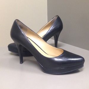 Black pumps
