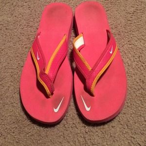 Size 8 Nike Flip Flops