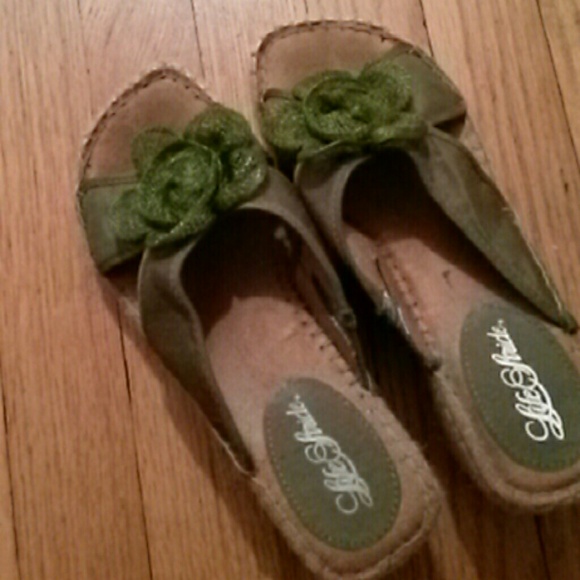 Olive green sandals size 7m