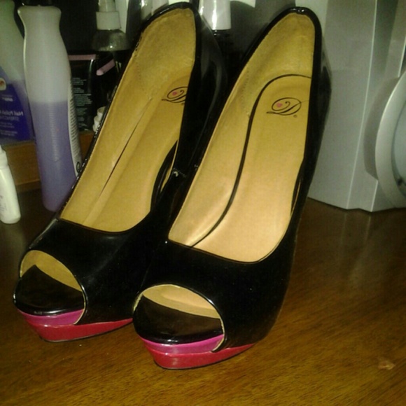 Shoes - Picture 1 of 4