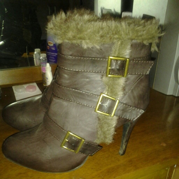 Shoes - Picture 2 of 4