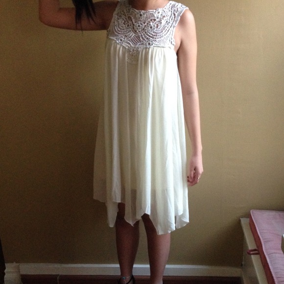 flowy dress with rhinestones w crotchet detailing - Picture 3 of 3