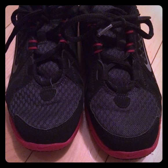 Nike Kids black/red sneakers Size 2.5