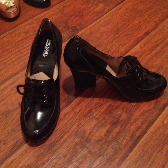 Size 9.5 Michael by Michael Kors closed toe heel