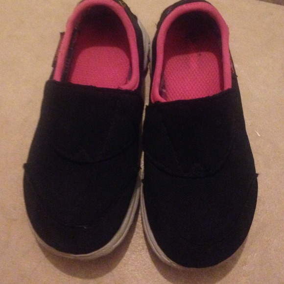 Go walk sketchers for toddler girl size 9