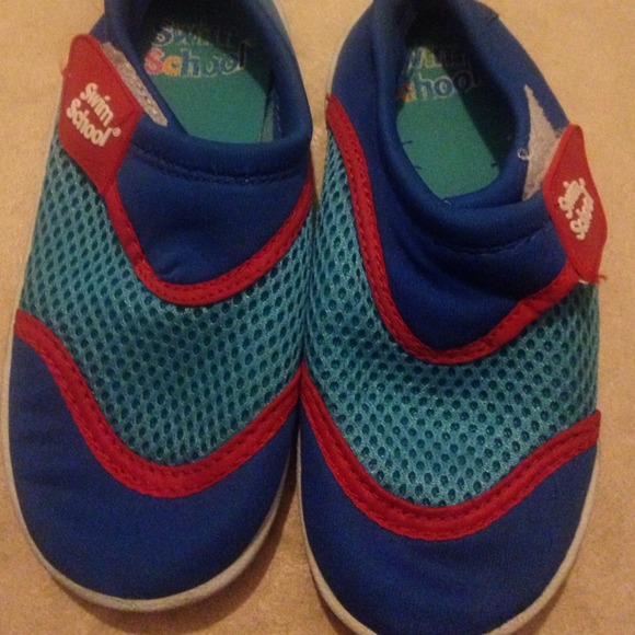 Swimming shoes