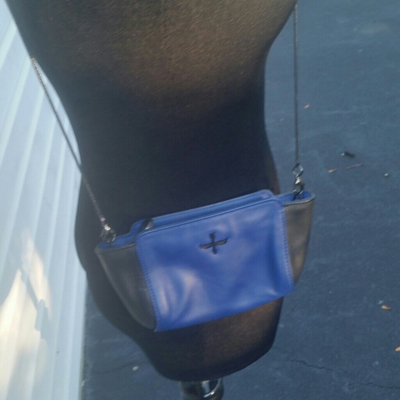 POUR LA VICTOIRE BLACK AND BLUE CROSSBODY