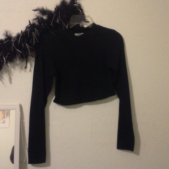 Black long sleeved crop top