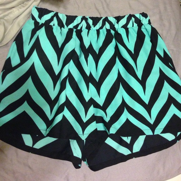 Precious Chevron Shorts with pockets!🎀 - Picture 2 of 2