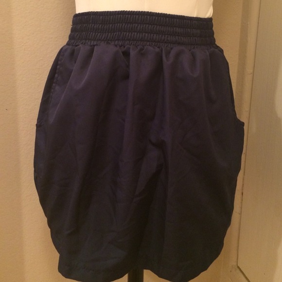 Nylon skirt with pockets.