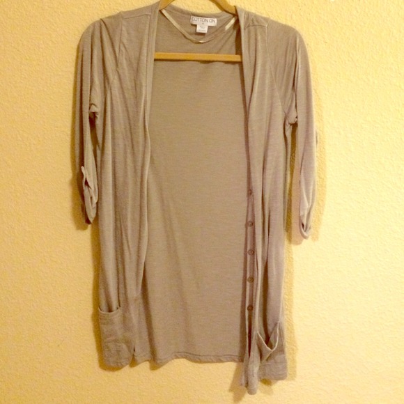 Half-sleeved cardigan, button-up.