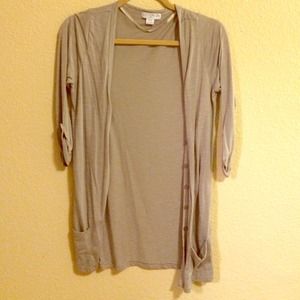 Half-sleeved cardigan, button-up.