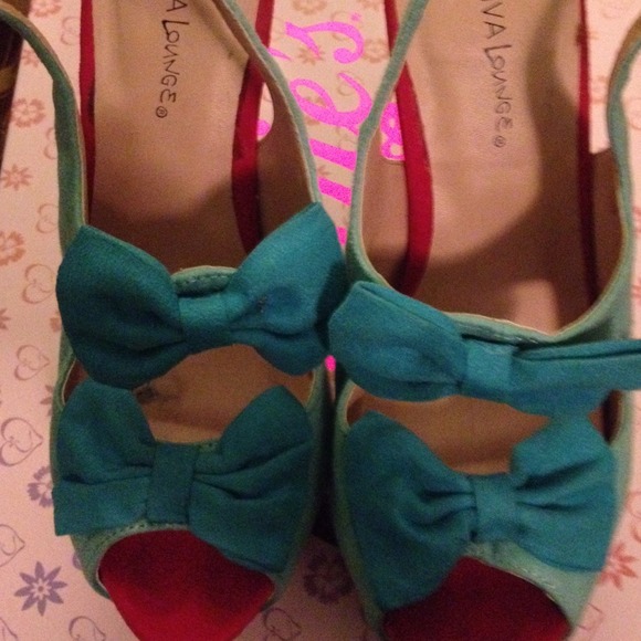 Colorful heels 🌈👠