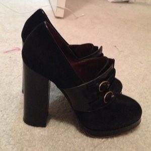 Marc Jacobs black suede heels