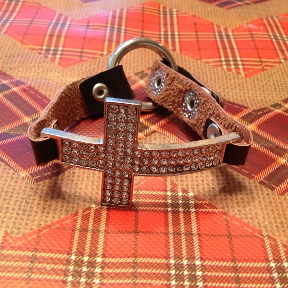 🔴 Rhinestone Cross Bracelet - Picture 3 of 3