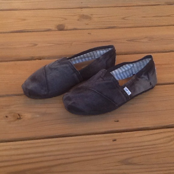 Black stone washed Toms. 7 1/2