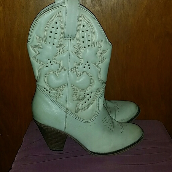Non white cowboy boots size 9 medium