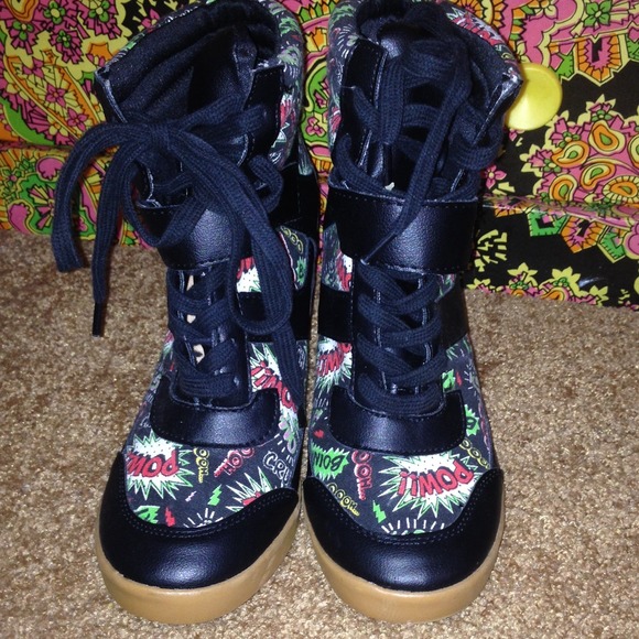 Graphic Wedges - Picture 2 of 4