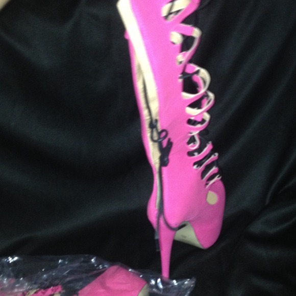 High Heels - Picture 3 of 4