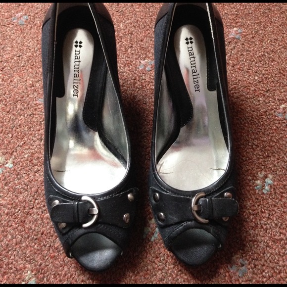 Cute peep toe pumps