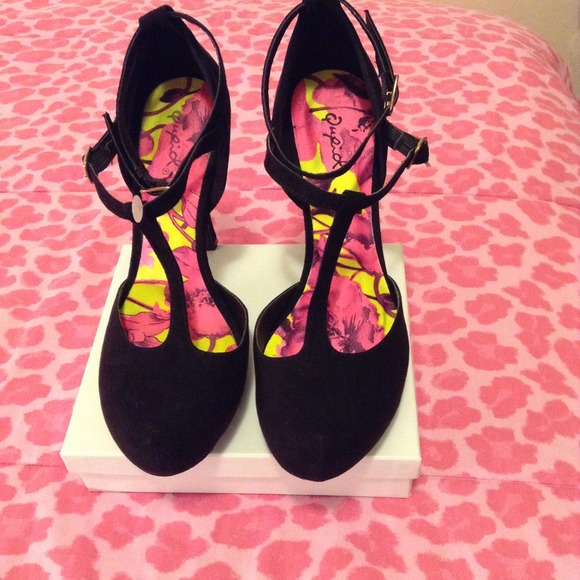Qupid black suede double bracelet pumps
