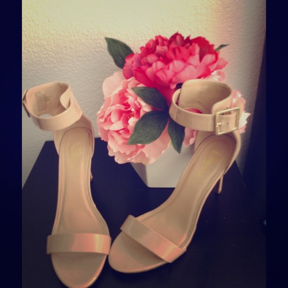 Candie's blush heels