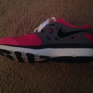 One pair Nike Dual Fusion