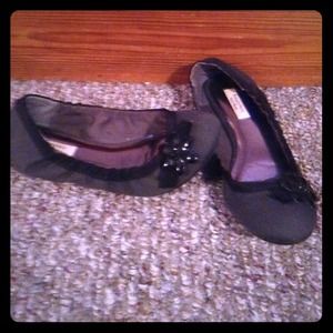 Vera Wang gray and black flower flats size 7