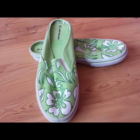 ***SOLD*** Woman's airwalk shoes. - Picture 2 of 3