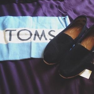 Black TOMS! ❤️