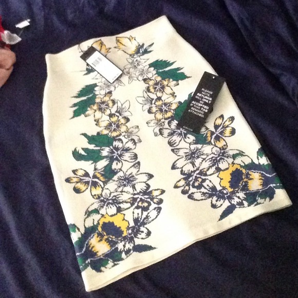 BCBG MAXAZRIA bandage skirt - Picture 2 of 3