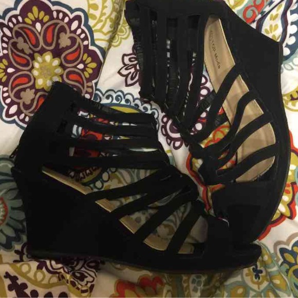 Caged black wedges