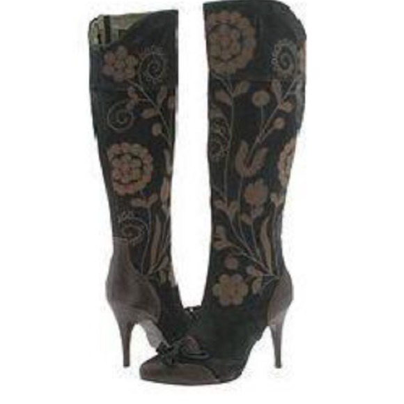 Knee high boots in great condition with box.