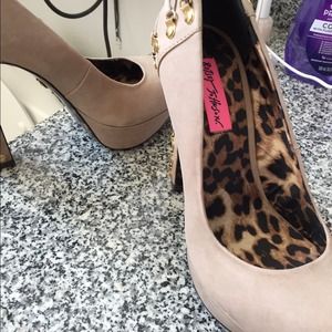 Betsy Johnson nude pumps