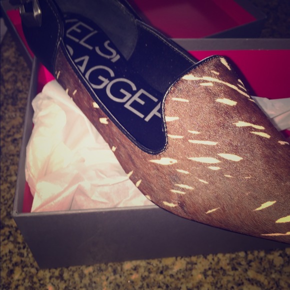 Kelli Dagger pointed flats